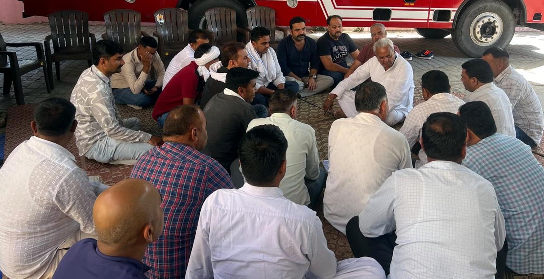 फायर कर्मचारियों के धरने को समर्थन देते पूर्व विधायक प्रहलाद सिंह गिलांखेड़ा।