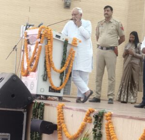 समारोह में मुख्य अतिथि मंच से विद्यार्थियों को संबोधित करते हुए, युवाओं को मेहनत और सफलता का संदेश दिया।