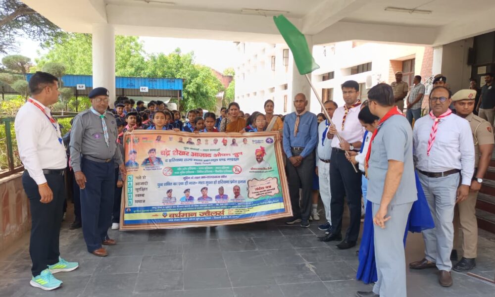 नशा मुक्ति जागरूकता रैली को हरी झंडी दिखाकर रवाना करते एसडीएम अनिरुद्ध यादव।