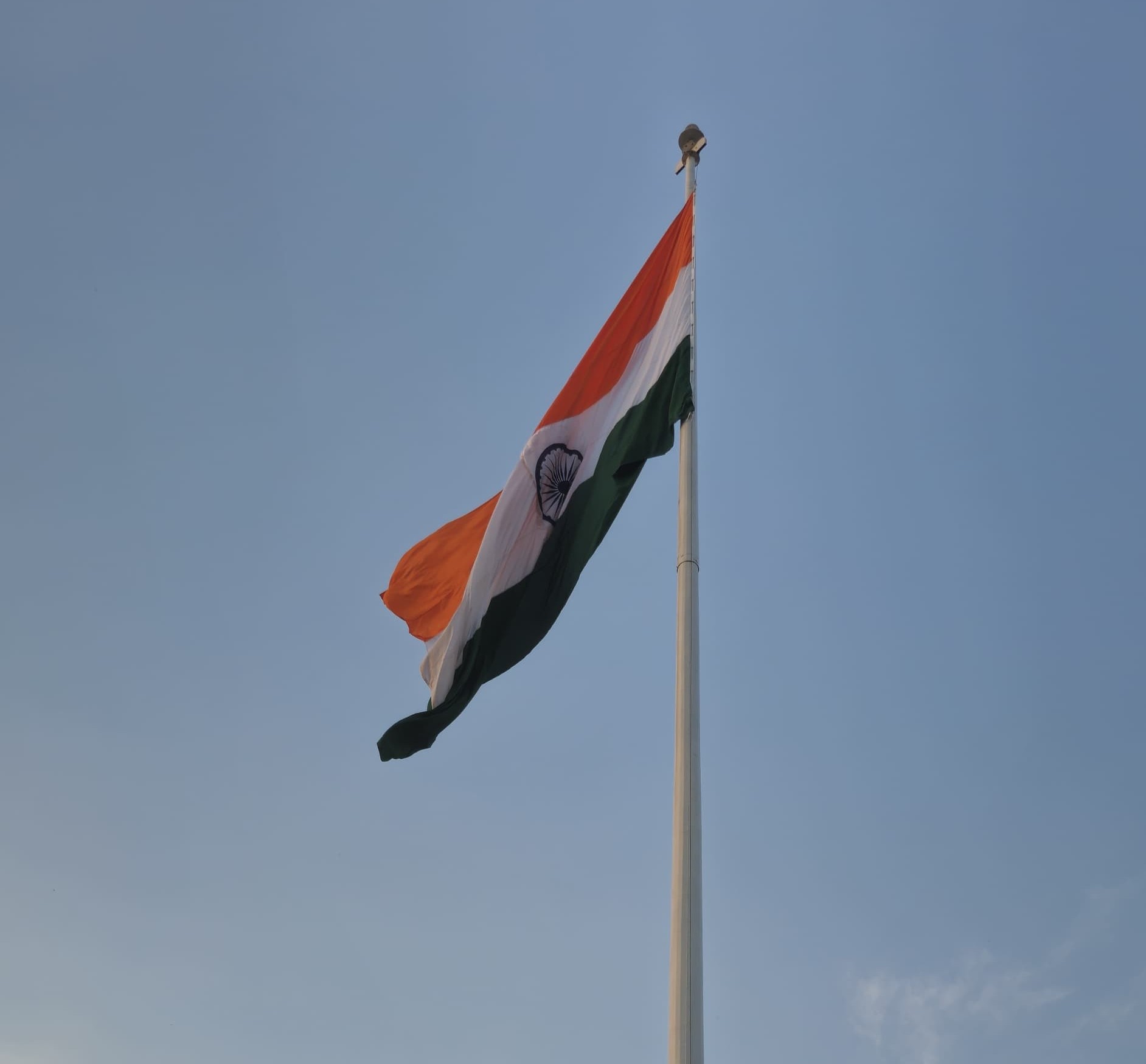 चितवन वाटिका में फहराया नया राष्ट्रीय ध्वज