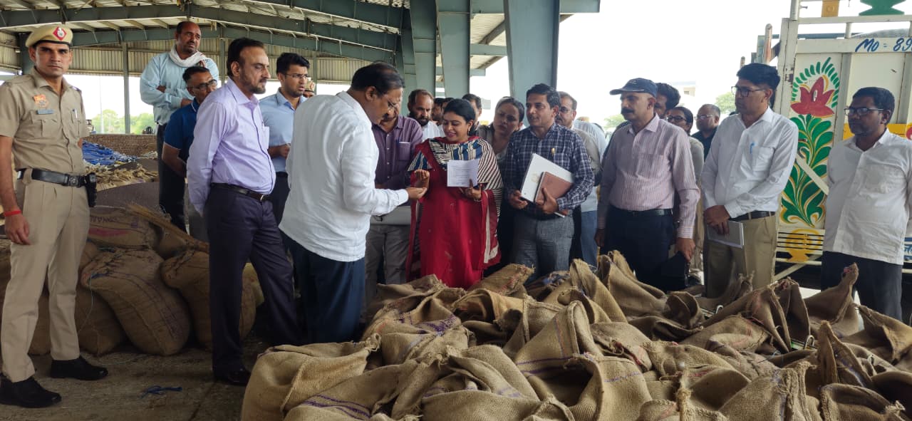 नारनौल अनाज मंडी में निरीक्षण के दौरान व्यवस्थाओं का जायजा लेते डॉ. राजा शेखर वंडरु व अन्य अधिकारी।