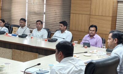 लघु सचिवालय में सर्वाइकल कैंसर टीकाकरण अभियान की समीक्षा बैठक लेते अतिरिक्त उपायुक्त तरुण कुमार पावरिया।