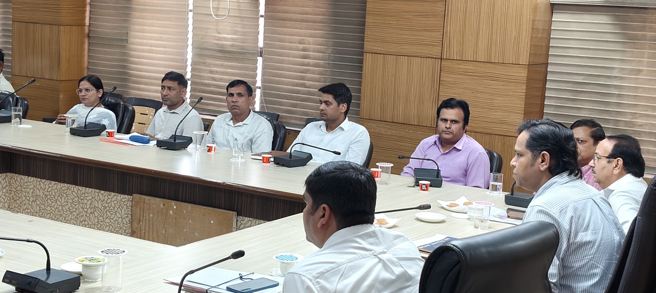 लघु सचिवालय में सर्वाइकल कैंसर टीकाकरण अभियान की समीक्षा बैठक लेते अतिरिक्त उपायुक्त तरुण कुमार पावरिया।