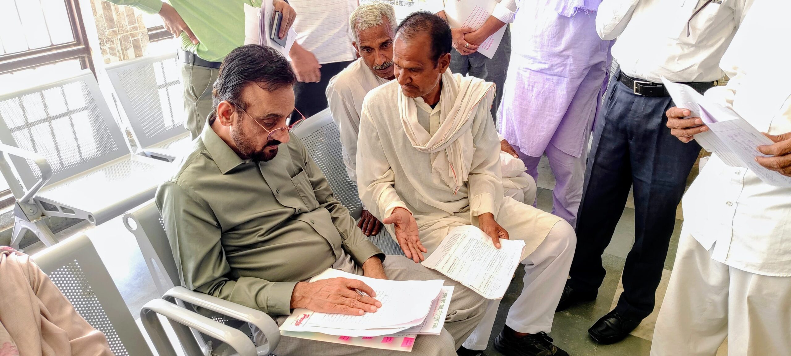 नारनौल में DC मनोज कुमार ने वेटिंग एरिया में बैठकर सुनीं जनसमस्याएं