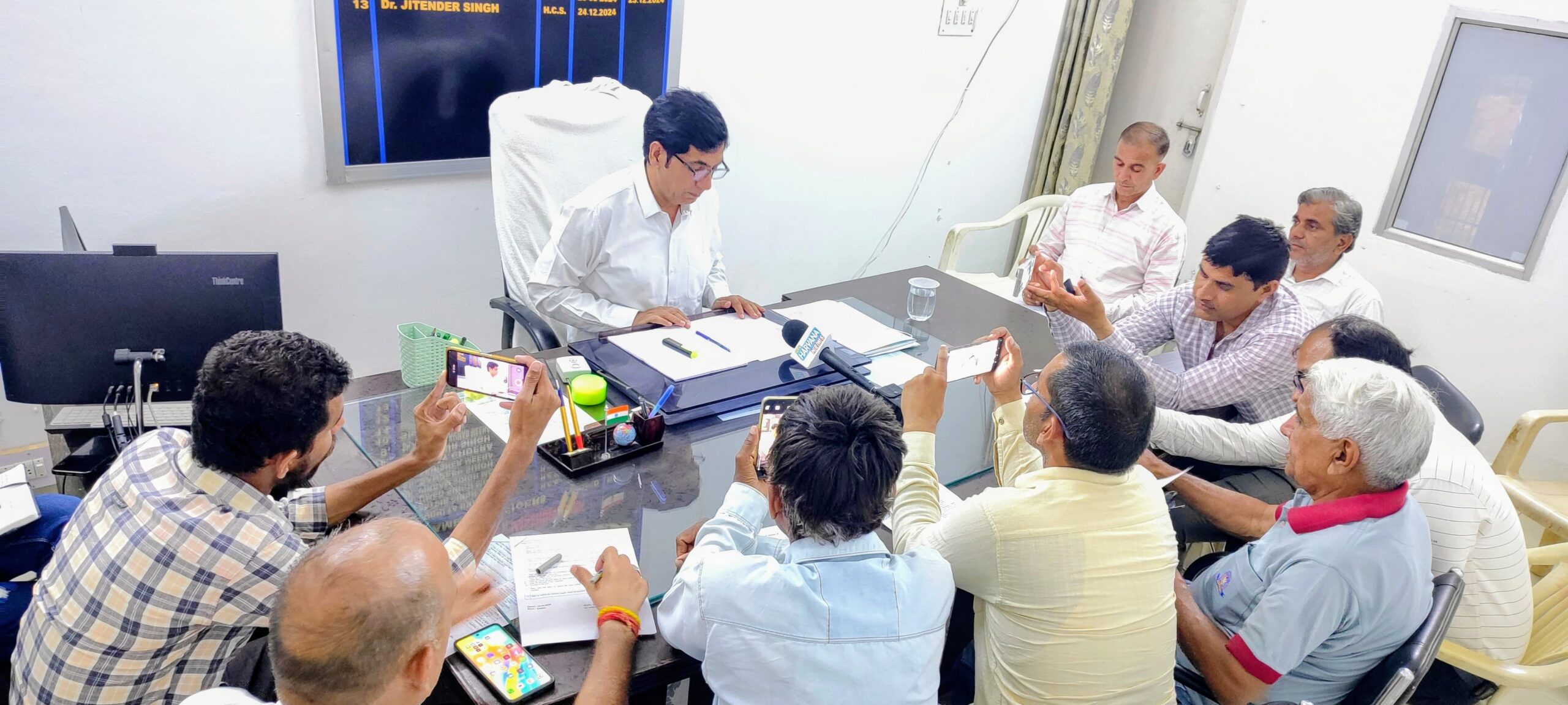 वार्ड-14 उपचुनाव की घोषणा के बाद मीडिया से बातचीत करते एसडीएम