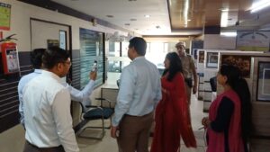 कार्यालयों का निरीक्षण करती डीसी अनुपमा अंजलि।