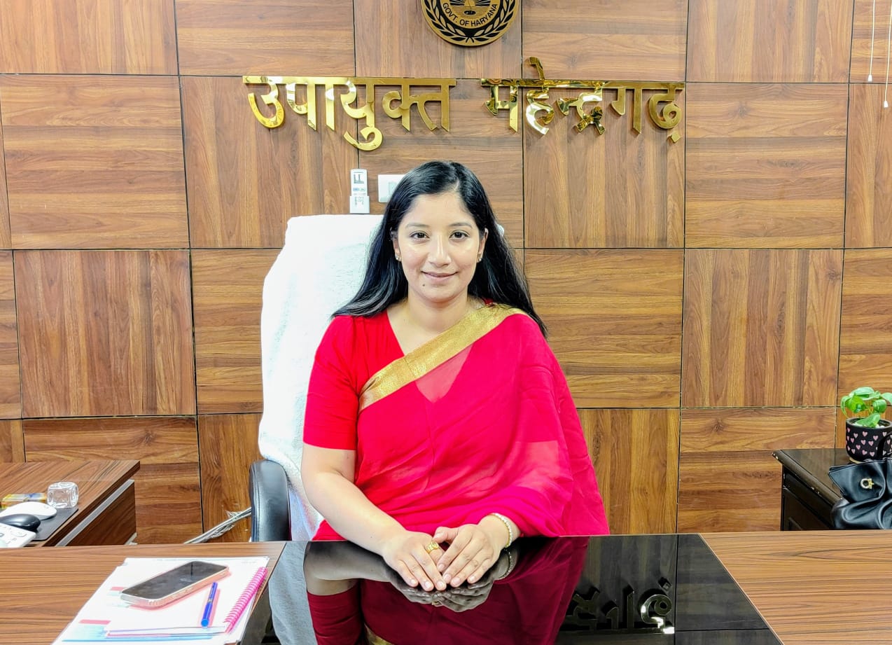 महेंद्रगढ़ की नई डीसी अनुपमा अंजलि अपने कार्यालय में कार्यभार संभालते हुए।