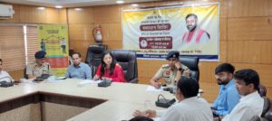 अधिकारियों की बैठक लेती डीसी अनुपमा अंजलि। 