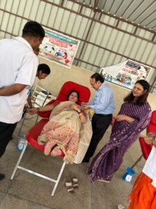 प्रोफेसर डा. ममता शर्मा को बैज लगाते सिविल सर्जन डा. अशोक कुमार।