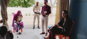 वरिष्ठ नागरिकों से बातचीत करती सीजेएम नीलम कुमारी।