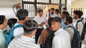 रोजगार मेले में मौजूद युवा।