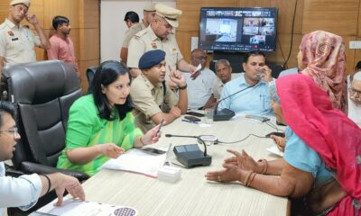 आमजन की शिकायतें सुनती डीसी अनुपमा अंजलि।