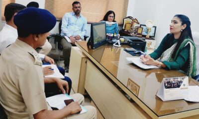 अधिकारियों की बैठक लेते सीजेएम नीलम कुमारी।