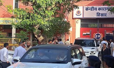 सतलोक आश्रम प्रकरण में उम्रकैद की सजा काट रहे रामपाल को करीब 11 साल 4 महीने 24 दिन बाद हिसार की सेंट्रल जेल-2 से रिहा कर दिया गया। पंजाब एवं हरियाणा हाईकोर्ट से जमानत मिलने के दो दिन बाद शुक्रवार को उसकी रिहाई हुई। हाईकोर्ट से जमानत के बाद खुला रास्ता 8 अप्रैल को पंजाब एवं हरियाणा हाईकोर्ट ने रामपाल को नियमित जमानत दी थी। इसके बाद शुक्रवार सुबह उनके वकीलों ने हत्या के दो मामलों में 5-5 लाख रुपये के बेल बॉन्ड जमा कराए, जिसके बाद रिहाई की प्रक्रिया पूरी की गई। कड़ी सुरक्षा के बीच जेल से निकला रामपाल की रिहाई के दौरान पुलिस और अन्य सुरक्षा एजेंसियां पूरी तरह सतर्क रहीं। संभावित भीड़ को देखते हुए जगह-जगह नाके लगाकर यातायात नियंत्रित किया गया। दोपहर के समय रामपाल सफेद पर्दों वाली फॉर्च्यूनर गाड़ी में सवार होकर जेल से निकला। सीधे सोनीपत आश्रम के लिए रवाना रिहाई के बाद रामपाल हिसार से सीधे सोनीपत जिले के गोहाना क्षेत्र के धनाना स्थित सतलोक आश्रम के लिए रवाना हुआ। उसके काफिले में फॉर्च्यूनर और डिफेंडर सहित करीब 20 गाड़ियां शामिल रहीं, जबकि हरियाणा पुलिस की एक गाड़ी एस्कॉर्ट कर रही थी। समर्थकों की भीड़ की आशंका धनाना गांव में रामपाल के समर्थकों के जुटने की संभावना को देखते हुए प्रशासन ने पहले से ही सुरक्षा व्यवस्था कड़ी कर दी थी। जानकारी के अनुसार समर्थक गांव से करीब एक किलोमीटर पहले ही उसका स्वागत करने की तैयारी में थे। 2014 में हुआ था बड़ा टकराव नवंबर 2014 में बरवाला स्थित सतलोक आश्रम में पुलिस और रामपाल समर्थकों के बीच बड़ा टकराव हुआ था। इस दौरान महिलाओं और बच्चों समेत 6 लोगों की मौत हो गई थी। इसके बाद रामपाल को गिरफ्तार किया गया था और 2018 में हिसार कोर्ट ने उसे हत्या सहित अन्य मामलों में दोषी ठहराते हुए उम्रकैद की सजा सुनाई थी। जमानत के पीछे ये रही दलीलें सुनवाई के दौरान सरकारी पक्ष ने जमानत का विरोध किया, जबकि बचाव पक्ष ने रामपाल के लंबे समय से जेल में होने, ट्रायल की धीमी गति और उम्र (करीब 78 वर्ष) का हवाला दिया। हाईकोर्ट ने माना कि मामले का ट्रायल अभी लंबा चल सकता है और अन्य आरोपियों को भी जमानत मिल चुकी है, जिसके आधार पर रामपाल को राहत दी गई। जमानत पर सख्त शर्तें लागू हाईकोर्ट ने जमानत देते समय स्पष्ट किया कि रामपाल किसी भी तरह की भीड़ इकट्ठा नहीं करेगा और न ही ऐसी गतिविधियों में शामिल होगा। शर्तों के उल्लंघन पर राज्य सरकार जमानत रद्द करवा सकती है। जेल प्रशासन ने पूरी की औपचारिकताएं सेंट्रल जेल-2 के अधीक्षक रमेश कुमार ने बताया कि हाईकोर्ट की सभी शर्तों को पढ़कर सुनाया गया और दस्तावेजों का मिलान करने के बाद अदालत के आदेश पर रिहाई की गई।