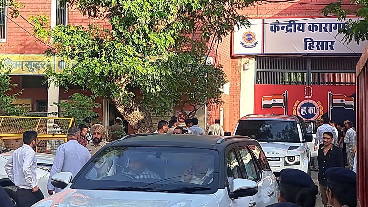 सतलोक आश्रम प्रकरण में उम्रकैद की सजा काट रहे रामपाल को करीब 11 साल 4 महीने 24 दिन बाद हिसार की सेंट्रल जेल-2 से रिहा कर दिया गया। पंजाब एवं हरियाणा हाईकोर्ट से जमानत मिलने के दो दिन बाद शुक्रवार को उसकी रिहाई हुई। हाईकोर्ट से जमानत के बाद खुला रास्ता 8 अप्रैल को पंजाब एवं हरियाणा हाईकोर्ट ने रामपाल को नियमित जमानत दी थी। इसके बाद शुक्रवार सुबह उनके वकीलों ने हत्या के दो मामलों में 5-5 लाख रुपये के बेल बॉन्ड जमा कराए, जिसके बाद रिहाई की प्रक्रिया पूरी की गई। कड़ी सुरक्षा के बीच जेल से निकला रामपाल की रिहाई के दौरान पुलिस और अन्य सुरक्षा एजेंसियां पूरी तरह सतर्क रहीं। संभावित भीड़ को देखते हुए जगह-जगह नाके लगाकर यातायात नियंत्रित किया गया। दोपहर के समय रामपाल सफेद पर्दों वाली फॉर्च्यूनर गाड़ी में सवार होकर जेल से निकला। सीधे सोनीपत आश्रम के लिए रवाना रिहाई के बाद रामपाल हिसार से सीधे सोनीपत जिले के गोहाना क्षेत्र के धनाना स्थित सतलोक आश्रम के लिए रवाना हुआ। उसके काफिले में फॉर्च्यूनर और डिफेंडर सहित करीब 20 गाड़ियां शामिल रहीं, जबकि हरियाणा पुलिस की एक गाड़ी एस्कॉर्ट कर रही थी। समर्थकों की भीड़ की आशंका धनाना गांव में रामपाल के समर्थकों के जुटने की संभावना को देखते हुए प्रशासन ने पहले से ही सुरक्षा व्यवस्था कड़ी कर दी थी। जानकारी के अनुसार समर्थक गांव से करीब एक किलोमीटर पहले ही उसका स्वागत करने की तैयारी में थे। 2014 में हुआ था बड़ा टकराव नवंबर 2014 में बरवाला स्थित सतलोक आश्रम में पुलिस और रामपाल समर्थकों के बीच बड़ा टकराव हुआ था। इस दौरान महिलाओं और बच्चों समेत 6 लोगों की मौत हो गई थी। इसके बाद रामपाल को गिरफ्तार किया गया था और 2018 में हिसार कोर्ट ने उसे हत्या सहित अन्य मामलों में दोषी ठहराते हुए उम्रकैद की सजा सुनाई थी। जमानत के पीछे ये रही दलीलें सुनवाई के दौरान सरकारी पक्ष ने जमानत का विरोध किया, जबकि बचाव पक्ष ने रामपाल के लंबे समय से जेल में होने, ट्रायल की धीमी गति और उम्र (करीब 78 वर्ष) का हवाला दिया। हाईकोर्ट ने माना कि मामले का ट्रायल अभी लंबा चल सकता है और अन्य आरोपियों को भी जमानत मिल चुकी है, जिसके आधार पर रामपाल को राहत दी गई। जमानत पर सख्त शर्तें लागू हाईकोर्ट ने जमानत देते समय स्पष्ट किया कि रामपाल किसी भी तरह की भीड़ इकट्ठा नहीं करेगा और न ही ऐसी गतिविधियों में शामिल होगा। शर्तों के उल्लंघन पर राज्य सरकार जमानत रद्द करवा सकती है। जेल प्रशासन ने पूरी की औपचारिकताएं सेंट्रल जेल-2 के अधीक्षक रमेश कुमार ने बताया कि हाईकोर्ट की सभी शर्तों को पढ़कर सुनाया गया और दस्तावेजों का मिलान करने के बाद अदालत के आदेश पर रिहाई की गई।