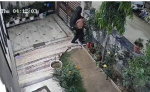 घर से LPG सिलेंडर चोरी करते हुए