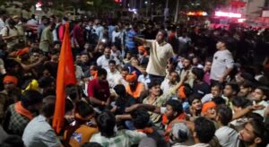 गाय के अवशेष मिलने के बाद सड़क जाम