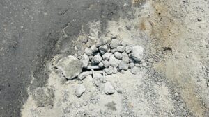 सड़क पर उखड़ी परत और दिखती सरिया, प्रशासन की अनदेखी उजागर