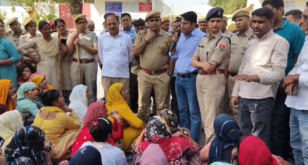वेतनवृद्धि की मांग को लेकर उग्र हुए मजदूर, मौके पर पहुंचे अधिकारी और पुलिस ने संभाली स्थिति।