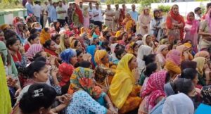 वेतन वृद्धि की मांग को लेकर धरने पर बैठी महिला मजदूर