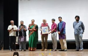 उत्कल दिवस कार्यक्रम के दौरान समकुलपति प्रो. पवन कुमार शर्मा को स्मृति चिन्ह भेंट करते हुए।