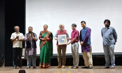 उत्कल दिवस कार्यक्रम के दौरान समकुलपति प्रो. पवन कुमार शर्मा को स्मृति चिन्ह भेंट करते हुए।