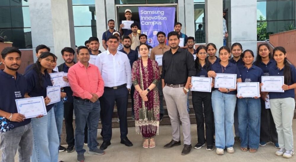 एआई प्रशिक्षण कार्यक्रम में प्रमाण-पत्र प्राप्त करने वाले विद्यार्थी शिक्षकों के साथ