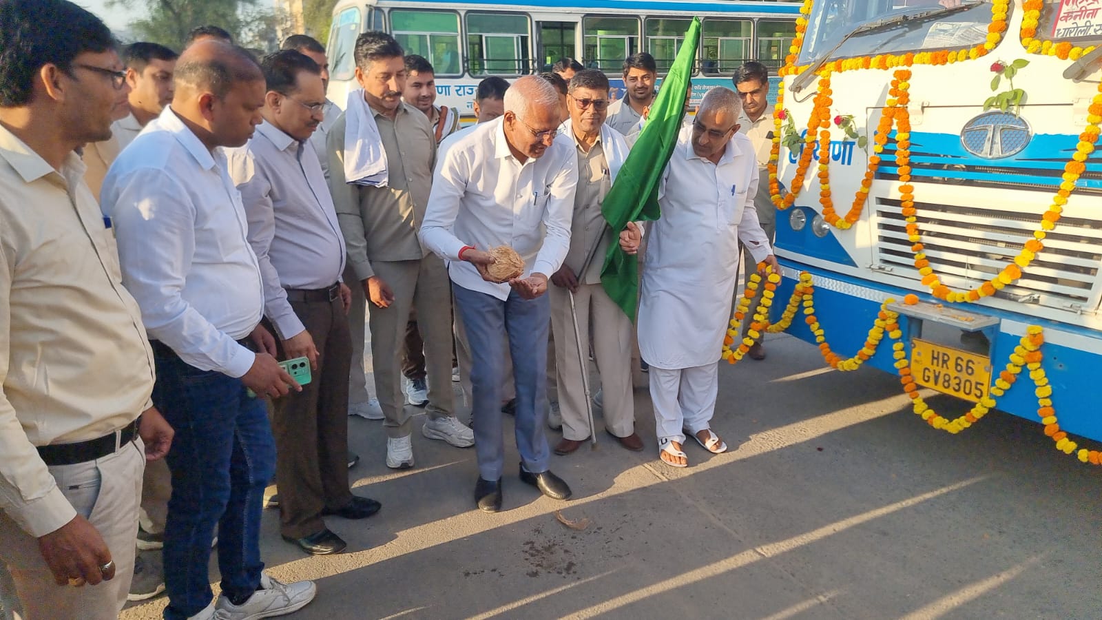 महेंद्रगढ़ में नई बस सेवा को हरी झंडी दिखाते विधायक कंवर सिंह यादव