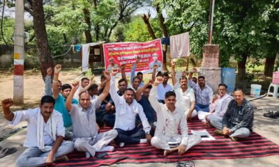 महेंद्रगढ़ में फायर ब्रिगेड कार्यालय के बाहर हड़ताल पर बैठे कर्मचारी।