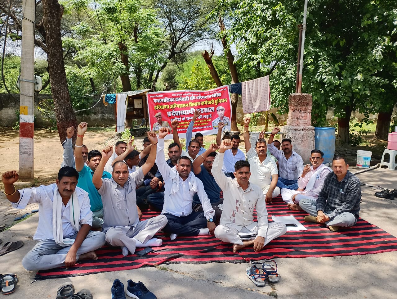 महेंद्रगढ़ में फायर ब्रिगेड कार्यालय के बाहर हड़ताल पर बैठे कर्मचारी।
