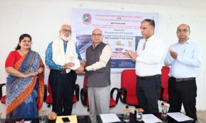 कार्यक्रम के दौरान मुख्य अतिथि का सम्मान करते हुए विश्वविद्यालय के अधिकारी व शिक्षकगण