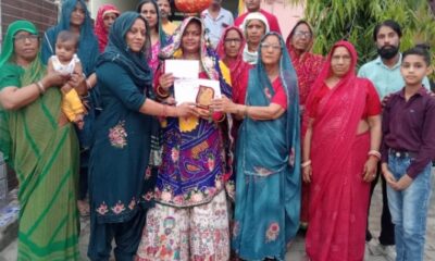 सागरपुर गांव में नवजात कन्या की माता को सम्मानित करते हुए सोसाइटी पदाधिकारी।