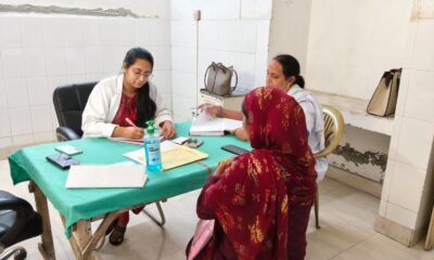 अटेली स्वास्थ्य केंद्र में गर्भवती महिलाओं की जांच करते हुए।