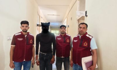 ओयो होटल हत्या मामले में गिरफ्तार आरोपी को ले जाती पुलिस टीम।