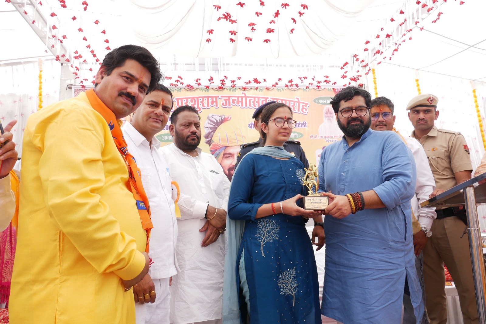 अटेली मंडी में आयोजित भगवान परशुराम जन्मोत्सव में शामिल श्रद्धालु और अतिथि