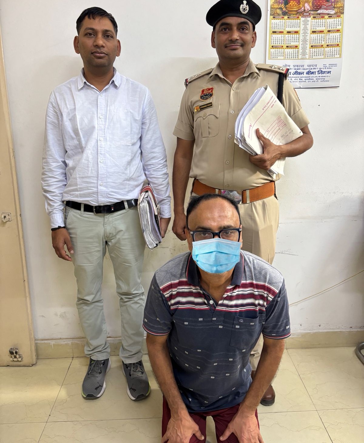 साइबर ठगी मामले में आरोपी गिरफ्तार, पुलिस टीम के साथ