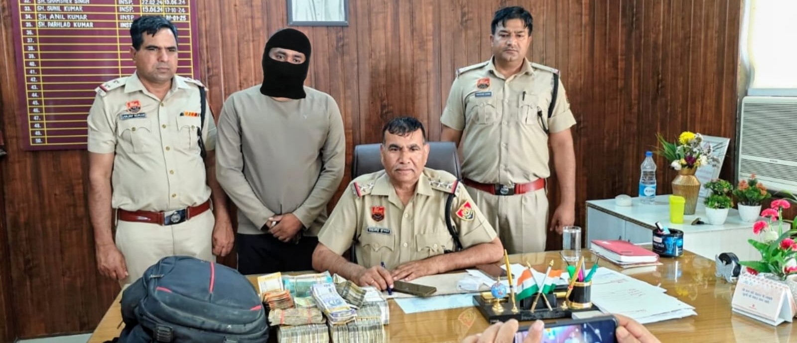 नकदी जब्त कर आरोपी से पूछताछ जारी, मामला आयकर विभाग को सौंपा