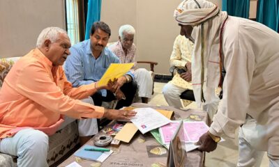 सोमवार को विधायक ओम प्रकाश यादव अपने आवास पर लोगों की समस्याएं सुनते हुए।