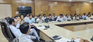 बैठक करते डीसी कैप्टन मनोज कुमार