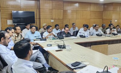 नारनौल में हीटवेव को लेकर समीक्षा बैठक करते डीसी कैप्टन मनोज कुमार