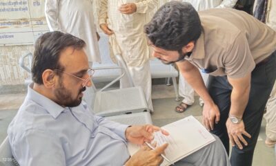 नारनौल में नागरिकों के बीच बैठकर उनकी शिकायतें सुनते डीसी कैप्टन मनोज कुमार