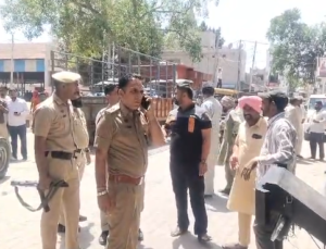 जाखल अनाज मंडी के गेट पर ट्रैक्टर-ट्रॉलियां लगाकर विरोध करते किसान