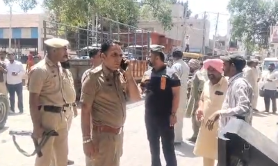 जाखल अनाज मंडी के गेट पर ट्रैक्टर-ट्रॉलियां लगाकर विरोध करते किसान