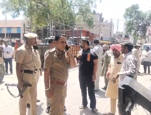 जाखल अनाज मंडी के गेट पर ट्रैक्टर-ट्रॉलियां लगाकर विरोध करते किसान