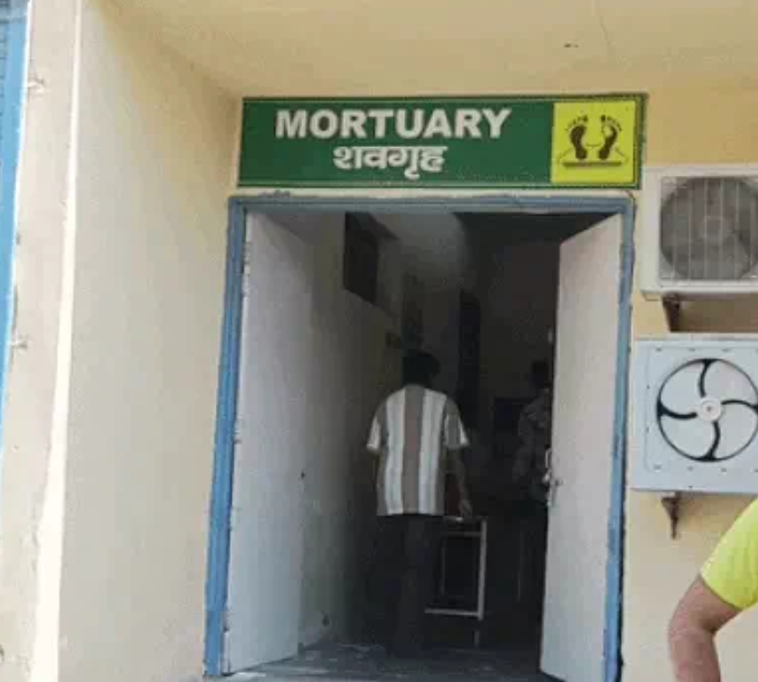 कैथल के सिविल अस्पताल के शवगृह में पहुंचे लोग।