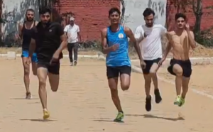 महेंद्रगढ़ के राजीव गांधी खेल स्टेडियम में आयोजित एथलेटिक्स ट्रायल में भाग लेते खिलाड़ी।