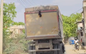 नांगल चौधरी गांव के बीच से गुजरता ओवरलोड और बिना नंबर प्लेट का डंपर