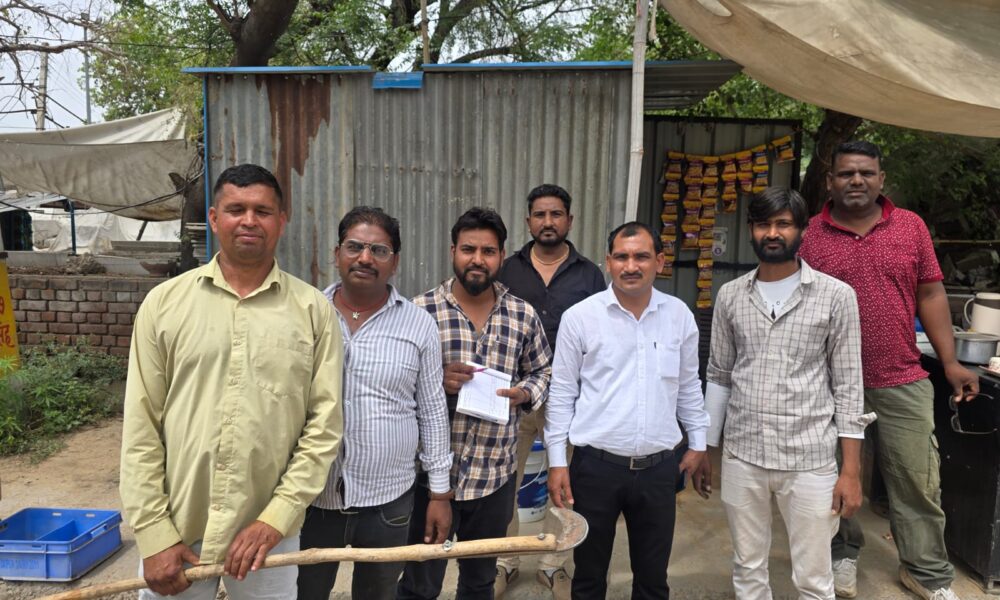 निजामपुर रोड पर नगर परिषद की कार्रवाई के दौरान अतिक्रमण हटाते अधिकारी