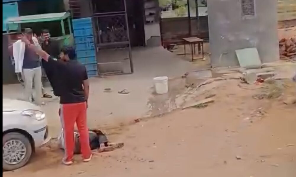 घायल पड़ा युवक