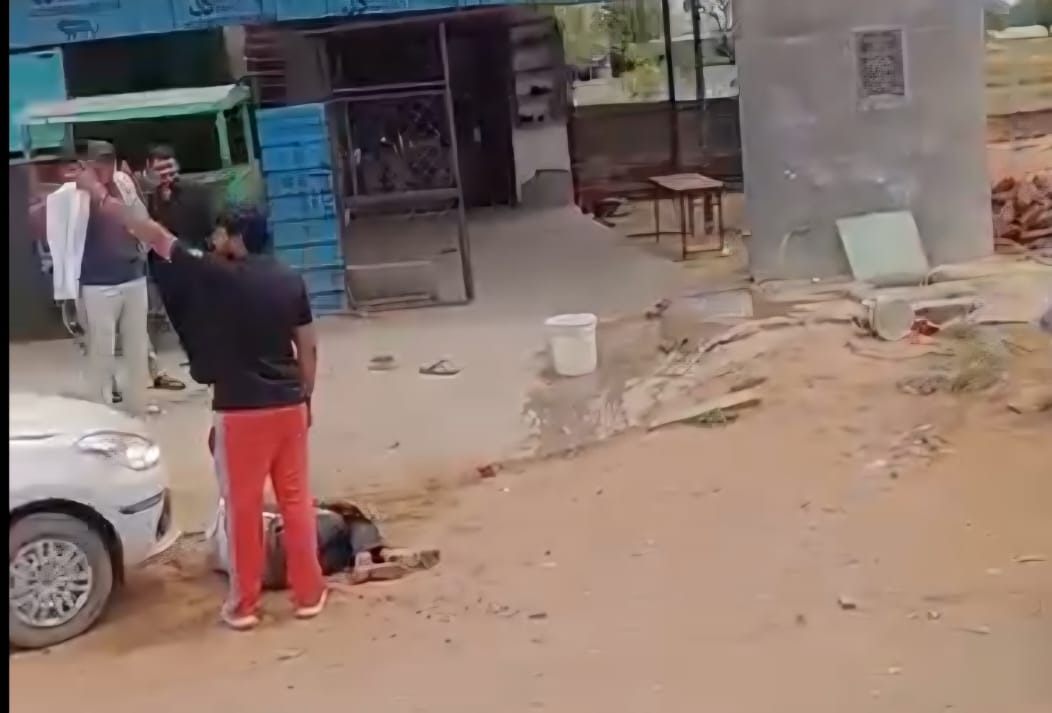 घायल पड़ा युवक